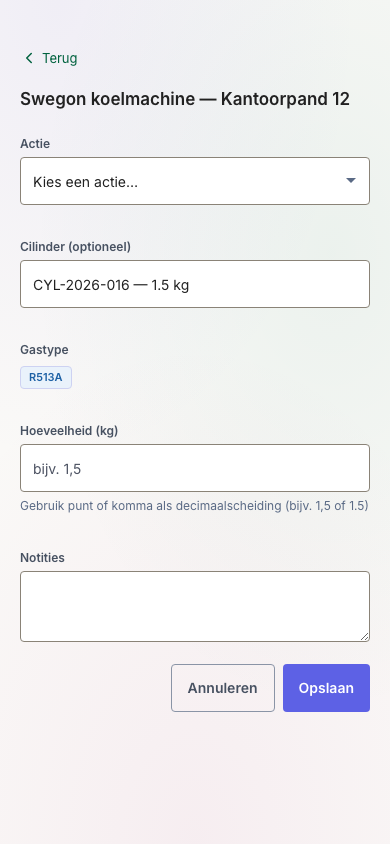 Een vooringevuld boekingsformulier op een telefoon met installatie, cilinder en koudemiddel al ingevuld